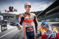 Alex Marquez mit Drohne (c) Philip Platzer Red Bull Content Pool