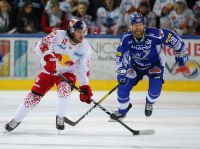 Layne Viveiros (EC RBS) und Miika Lahti (VSV) (c) GEPA pictures Bachun.jpg