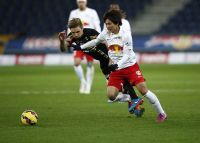 Philipp Netzer (Altach) und Takumi Minamino (RBS) (c) GEPA Roittner .jpg