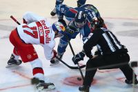 Brett Olson (EC RBS) vs Fehervar Alba Volan 19 (c) GEPA pictures Felix Roittner.jpg