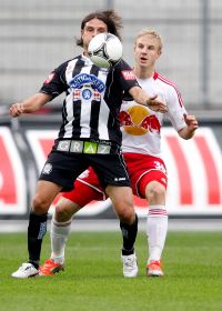 Imre Szabics und Martin Hinteregger (c) GEPA.jpg