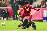 Takumi Minamino (RBS) und Martin Kobras (Altach) (c) GEPA picturesJasmin Walter