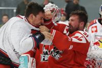 Zweikampf Michael Halmo (Bozen) und Peter Hochkofler (EC RBS) (c) GEPA pictures Mandl .jpg