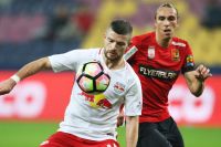 Valon Berisha (RBS) und Markus Wostry (Admira) (c) GEPA pictures Mathias Mandl .jpg