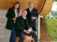 Chefbraumeister Poepperl mit Stiegl-Eigentuemer Alessandra und Heinrich Dieter Kiener (c) Neumayr Leo.jpg
