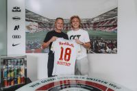Mads Bidstrup mit Stephan Reiter (c) FC Red Bull Salzburg.jpg
