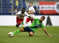 Naby Keita (RBS) und Jay Rodriguez (FC Southampton) (c) GEPA Roittner.jpg