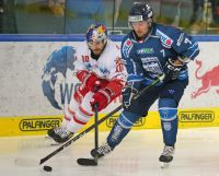 Raphael Herburger (EC RBS) und Jesse Jyrkkioe (Alba Volan) (c) GEPA Bachun