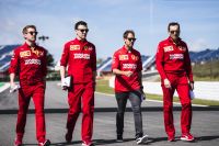 Vettel mit Crew (c) media.ferrari.com.jpg