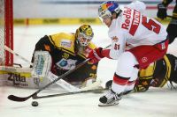 Daniel Sondell (EC RBS) und David Kickert (Capitals) (c) GEPA pictures Felix Roittner .jpg