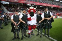 Dudelsack trifft Dosenmaskottchen (c) GEPA pictures Mathias Mandl.jpg