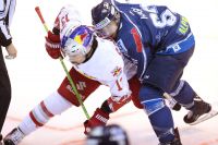 Michael Schiechl (EC RBS) und Jaos Hari (Alba Volan) (c) GEPA Doemoetoer