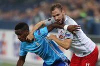 Bouna Sarr (Marseille) und Andreas Ulmer (RBS) (c) GEPA  Mandl .jpg