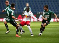 Mathias Honsak (Ried), Naby Keita (RBS) und Dieter Elsneg (Ried) (c) GEPA pictures Felix Roittner.jpg