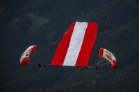 HSV Salzburg bringt die Fahne (c) Joerg Mitterer