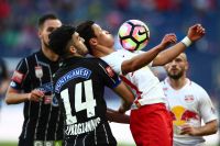 Hee Chan Hwang (RBS) und Charalampos Lykogiannis (Sturm) (c) GEPA pictures Felix Roittner.jpg