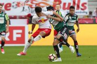 Hee Chan Hwang (RBS) und Oezguer Oezdemir (Ried) (c) GEPA pictures Mathias Mandl .jpg