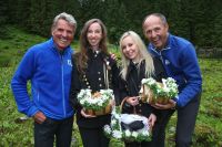 Peter Habeler und Leo Bauernberger mit Marketenderinnen der Knappenmusikkapelle Böckstein © SLT