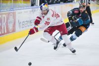 Chay Genoway (EC RBS) und Julian Pusnik (Black Wings) (c) GEPA pictures Christian Moser .jpg