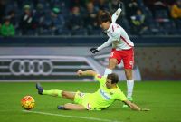 Takumi Minamino (RBS) und Fabian Koch (Austria Wien) (c) GEPA pictures Felix Roittner.jpg