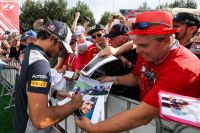 F1 GP AUT 2017 Sainz Autogramm Session (c) GEPA Pictures Red Bull Content Pool.jpg