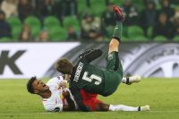 Valentino Lazaro (RBS) und Dmitri Torbinski (Krasnodar) (c) GEPA pictures Mathias Mandl .jpg