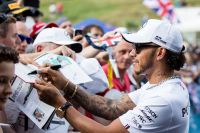 F1 GP AUT 2019 Autogramme Hamilton (c) GEPA Pictures RedBull Content Pool Kopie.jpg