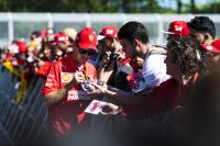 Vettel mit Fans (c) media.ferrari.com.jpg